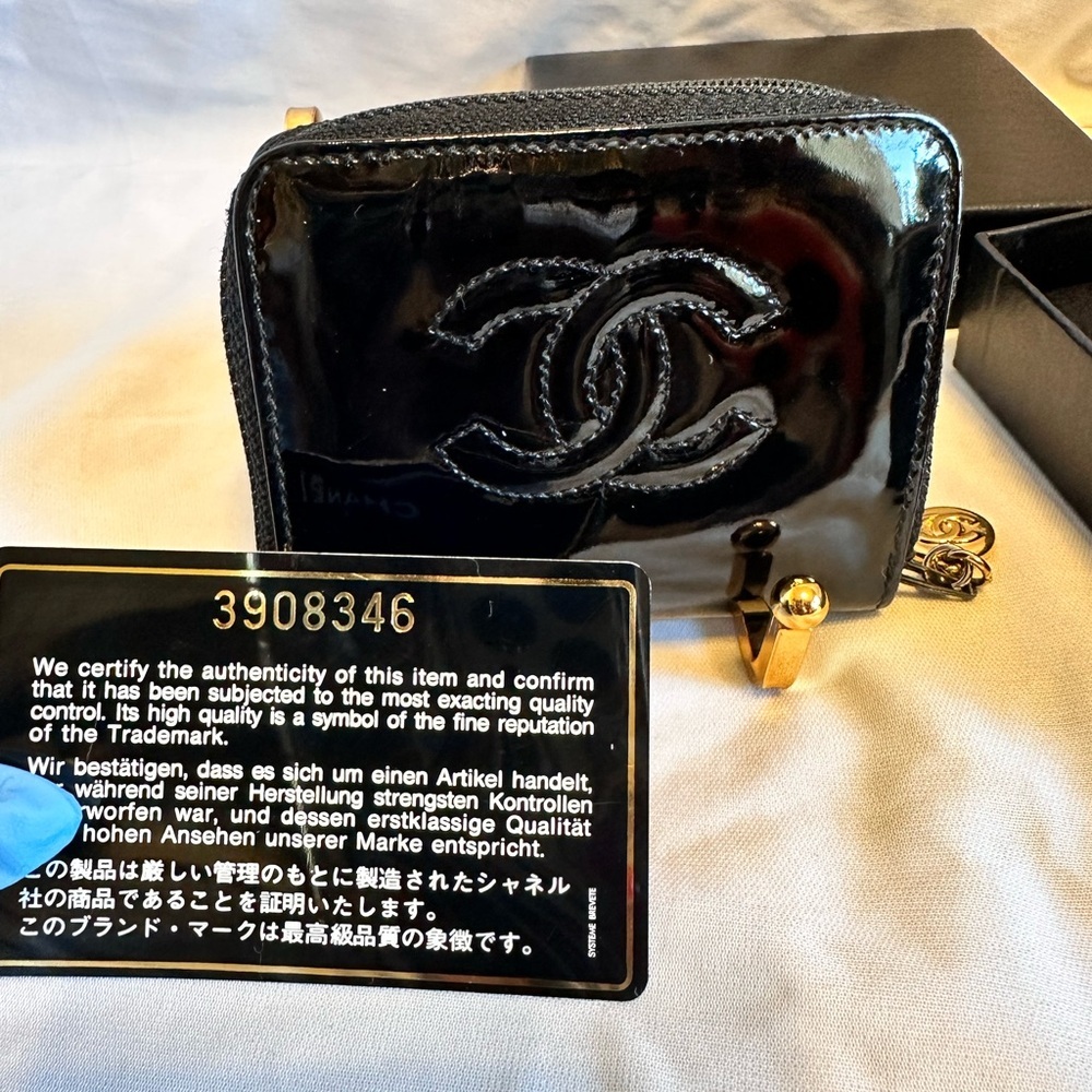 CHANEL BLACK PATENT LEATHER CARD CASE. EUC: Comes with box, card and cloth.